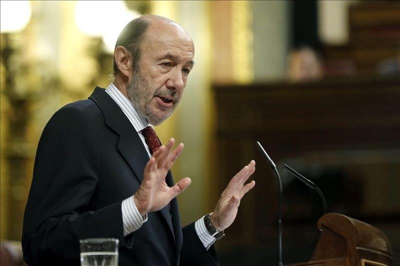 Con un par: "Parece ser que Rubalcaba ha enloquecido y se quiere presentar a las primarias del PSOE" Con un par: "Parece ser que Rubalcaba ha enloquecido y se quiere presentar a las primarias del PSOE"
