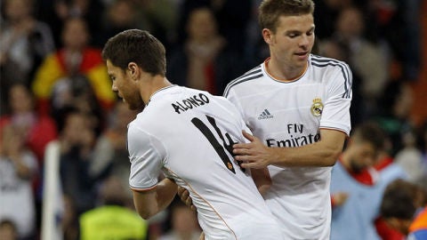 Xabi Alonso reaparece cinco meses despu&eacute;s por Illarramendi