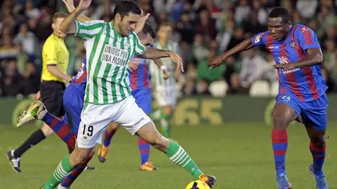 Jorge Molina pelea un balón Jorge Molina pelea un balón