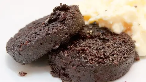 Imagen de archivo de un plato de morcilla. Plato de morcilla