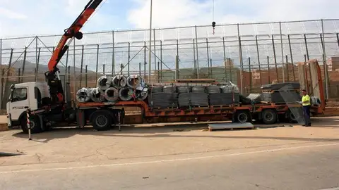 El Ministerio del Interior vuelve a colocar alambres con cuchillas en la valla de Melilla El Ministerio del Interior vuelve a colocar alambres con cuchillas en la valla de Melilla