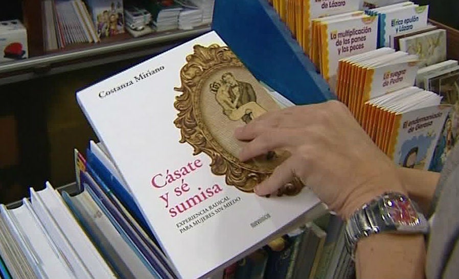Mesa de redacción: 'Cásate y sé sumisa' es líder de ventas en Amazon Mesa de redacción: 'Cásate y sé sumisa' es líder de ventas en Amazon