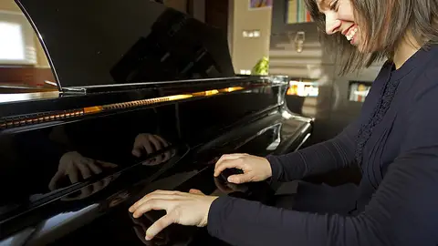Laia Martín, denunciada por tocar el piano Laia Martín, denunciada por tocar el piano