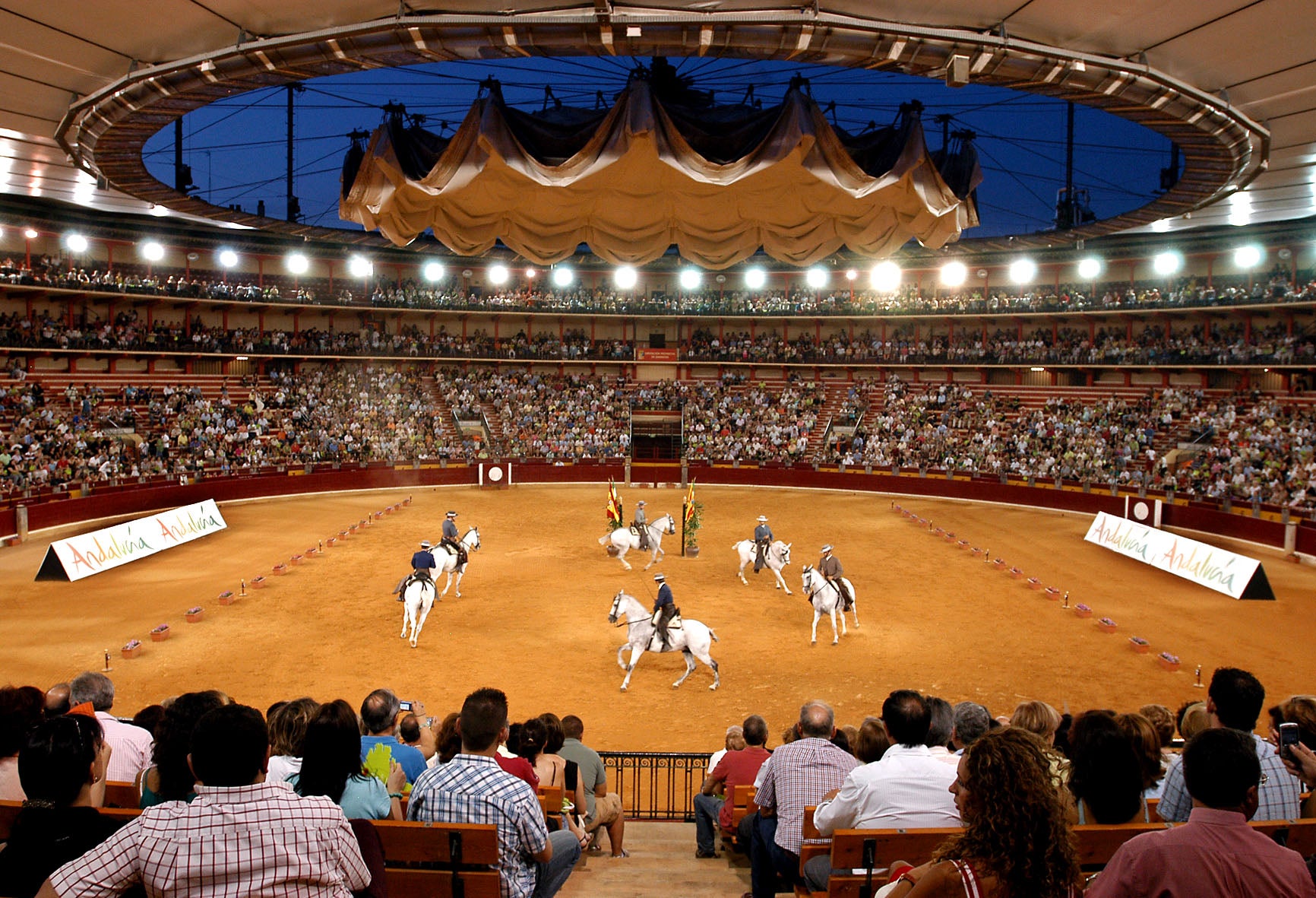 Aquí en la Onda. Navarra. Hoy en Va por Ustedes con Mariano Pascal charlamos con David Díez, @eltorodelajota, que nos cuenta cómo está viviendo el aficionado de Zaragoza la situación de la Feria del Pilar, con muchísimos abonados que han renunciado a su localidad y se están organizando para ver toros y toreros en otras ferias y otras plazas. David nos cuenta que hay una afición latente en Zaragoza deseando volver a ver toros y figuras toreando en su ciudad. Aquí en la Onda. Navarra. Hoy en Va por Ustedes con Mariano Pascal charlamos con David Díez, @eltorodelajota, que nos cuenta cómo está viviendo el aficionado de Zaragoza la situación de la Feria del Pilar, con muchísimos abonados que han renunciado a su localidad y se están organizando para ver toros y toreros en otras ferias y otras plazas. David nos cuenta que hay una afición latente en Zaragoza deseando volver a ver toros y figuras toreando en su ciudad.