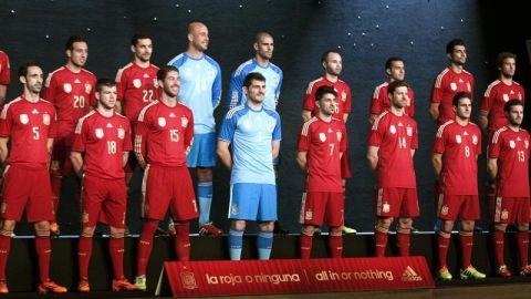 La selecci&oacute;n espa&ntilde;ola posa con la camiseta del Mundial de Brasil