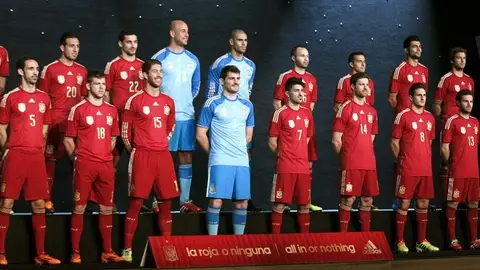 La selección española posa con la camiseta del Mundial de Brasil La selección española posa con la camiseta del Mundial de Brasil