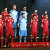 La selección española posa con la camiseta del Mundial de Brasil