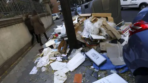 La basura se amontona en esta calle de Madrid La basura se amontona en esta calle de Madrid