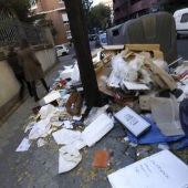 La basura se amontona en esta calle de Madrid