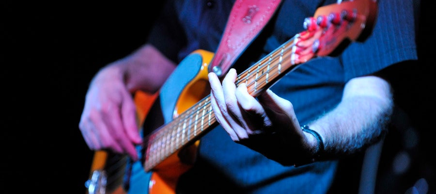 Tocando un bajo eléctrico Tocando un bajo eléctrico
