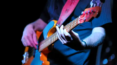 Tocando un bajo eléctrico Tocando un bajo eléctrico