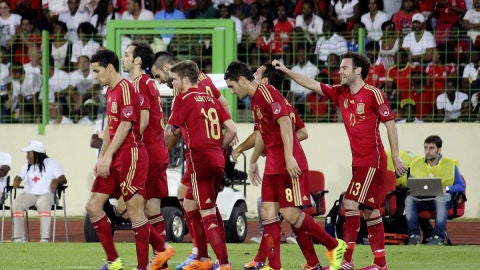 Espa&ntilde;a celebra un gol ante Guinea
