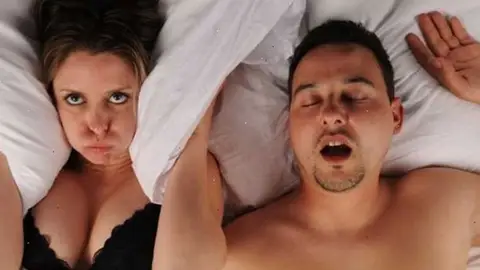 Llama a emergencias por los ronquidos de su ligue Llama a emergencias por los ronquidos de su ligue