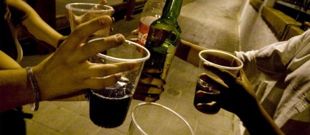 Una niña de 13 años, en coma tras ingerir media botella de ron en 45 minutos en Murcia Una niña de 13 años, en coma tras ingerir media botella de ron en 45 minutos en Murcia