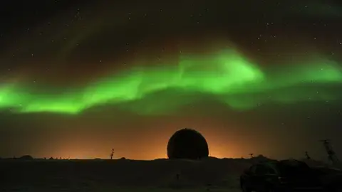 El bombardeo de partículas solares, al chocar con el campo magnético de la Tierra, genera las espectaculares auroras boreales El bombardeo de partículas solares, al chocar con el campo magnético de la Tierra, genera las espectaculares auroras boreales