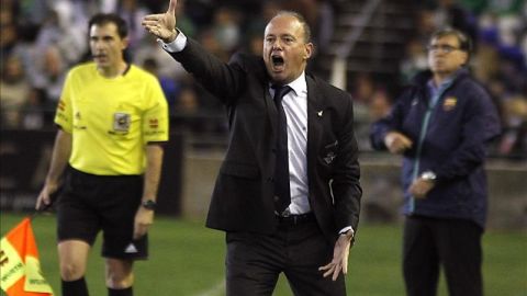 Pepe Mel ordena en un partido del Betis