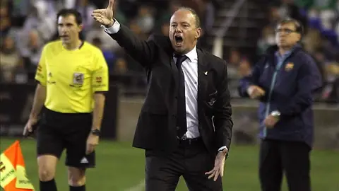 Pepe Mel ordena en un partido del Betis Pepe Mel ordena en un partido del Betis