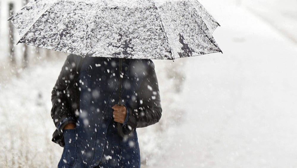 El frío, la nieve y el viento mantienen en alerta a 13 provincias