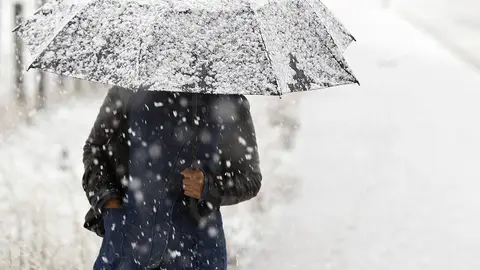 El frío, la nieve y el viento mantienen en alerta a 13 provincias El frío, la nieve y el viento mantienen en alerta a 13 provincias