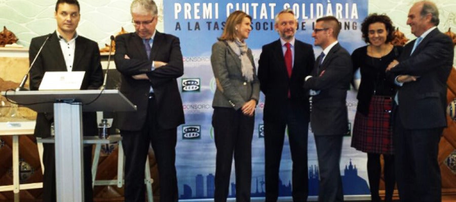 D'esquerra a dreta: Albert Lesan (presentador de 'La Ciutat'), Jordi Cornet (Delegat del Govern al Consorci), María de los Llanos de Luna (Delegada del Govern a Catalunya), Ramón Osorio (Director General d'Onda Cero), Francesc Robert (Director d'Onda Cero Catalunya), Dolors Montserrat (Vicepresidenta Tercera del Congrés dels Diputats) i Joaquim Gay de Montellà (President de Foment del Treball) D'esquerra a dreta: Albert Lesan (presentador de 'La Ciutat'), Jordi Cornet (Delegat del Govern al Consorci), María de los Llanos de Luna (Delegada del Govern a Catalunya), Ramón Osorio (Director General d'Onda Cero), Francesc Robert (Director d'Onda Cero Catalunya), Dolors Montserrat (Vicepresidenta Tercera del Congrés dels Diputats) i Joaquim Gay de Montellà (President de Foment del Treball)