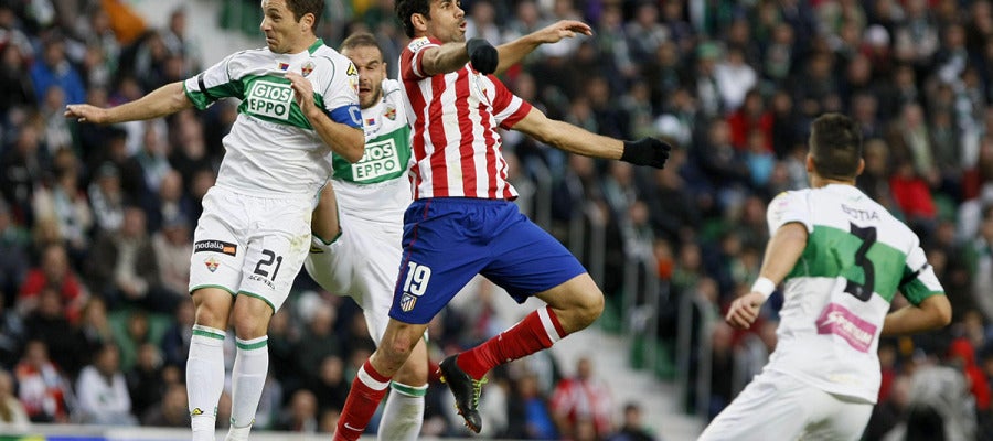 Diego Costa pelea un balón ante los jugadores del Elche en el partido de la primera vuelta Diego Costa pelea un balón ante los jugadores del Elche en el partido de la primera vuelta