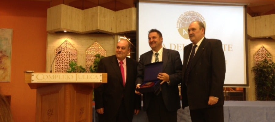 Presidente de ANPE entrega el premio al director de Onda Cero "Tierras de Jaén" Presidente de ANPE entrega el premio al director de Onda Cero "Tierras de Jaén"