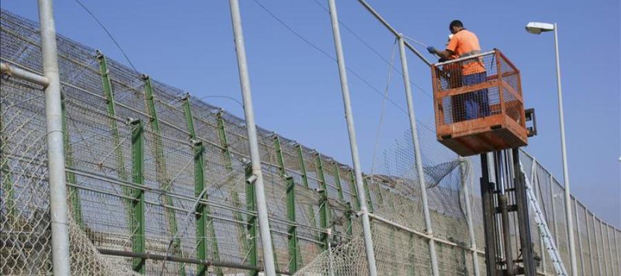 Operarios en la doble valla de Melilla Operarios en la doble valla de Melilla