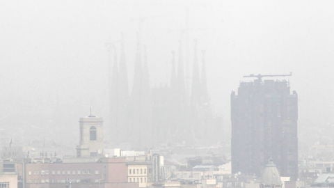 Barcelona bajo una densa capa de contaminaci&oacute;n