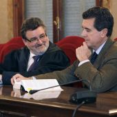 El expresidente balear Jaume Matas acompañado de su abogado, Miquel Arbona