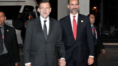 Mariano Rajoy y el Pr&iacute;ncipe a su llegada a Sud&aacute;frica