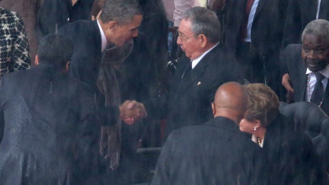 Obama y Ra&uacute;l Castro se dan la mano