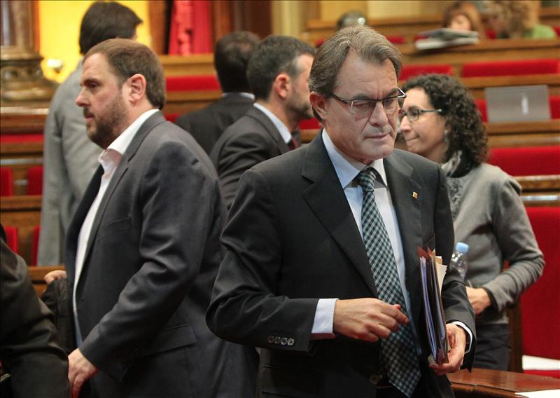 Las cartas están sobre la mesa Las cartas están sobre la mesa