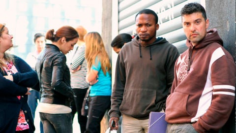 Personas en la cola de la oficina del Inem