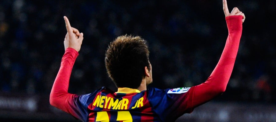 Neymar apunta con sus dedos al cielo Neymar apunta con sus dedos al cielo