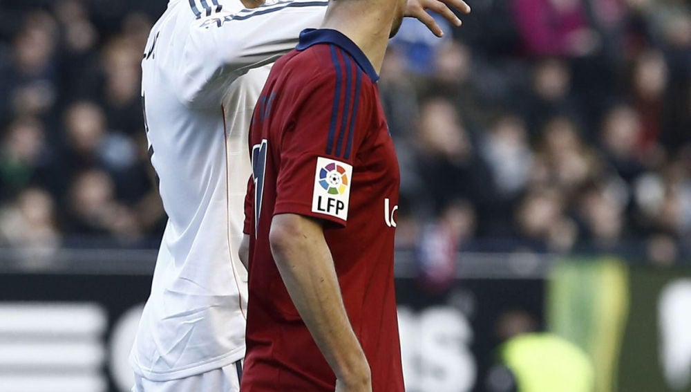 Cristiano gesticula ante Roberto Torres