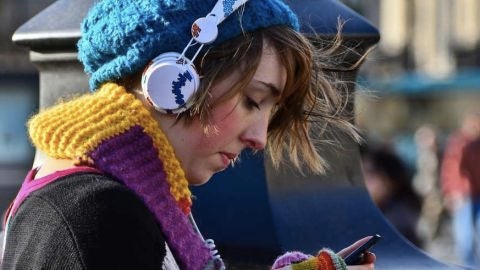 Chica escuchando m&uacute;sica