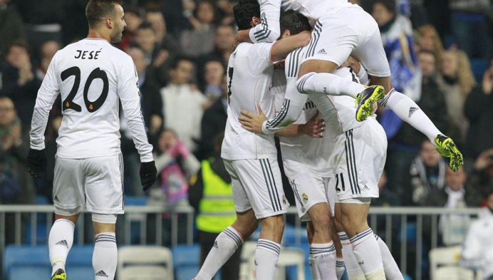 El Real Madrid celebra un gol de Illarra