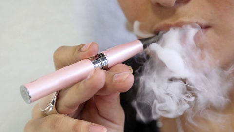 El Gobierno podr&iacute;a prohibir los cigarrillos electr&oacute;nicos en espacios p&uacute;blicos