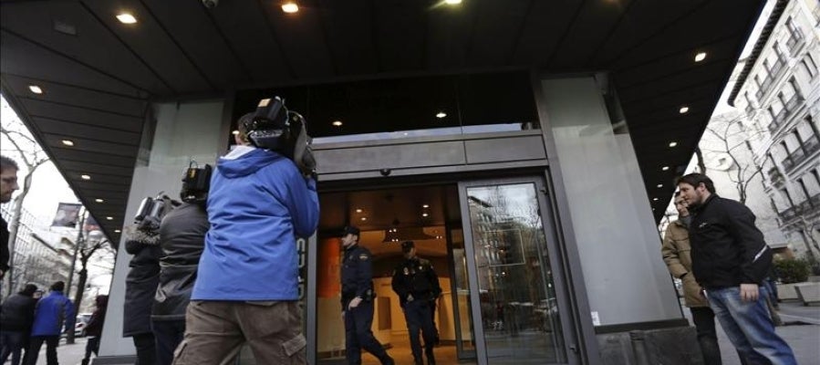 La Policía sale de la sede del PP en Génova. La Policía sale de la sede del PP en Génova.