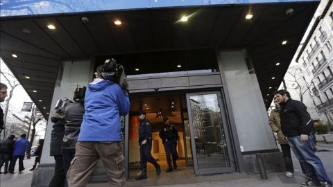 La Polic&iacute;a sale de la sede del PP en G&eacute;nova.