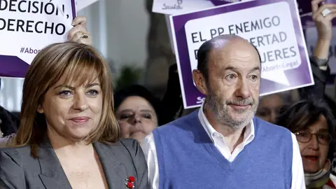Rubalcaba junto a Elena Valenciano Rubalcaba junto a Elena Valenciano