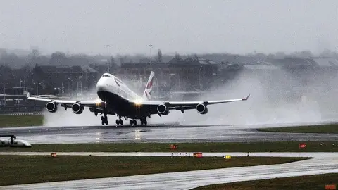 Un avión de Brithis Airways despega en un día lluvioso. Un avión de Brithis Airways despega en un día lluvioso.