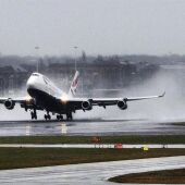 Un avión de Brithis Airways despega en un día lluvioso.