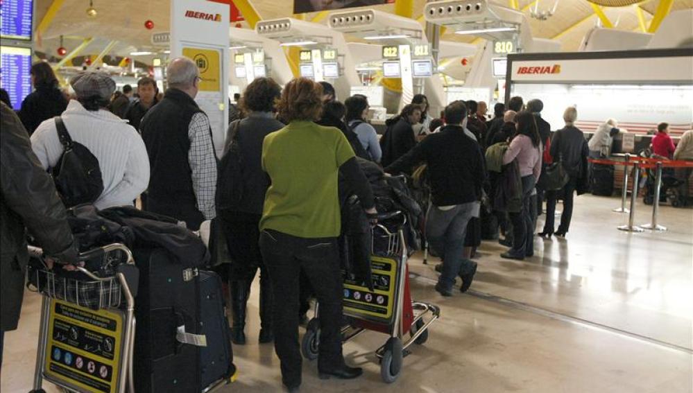 Turistas frente al 'Check-in' del Aeropuerto Madrid Barajas