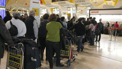 Turistas frente al &#39;Check-in&#39; del Aeropuerto Madrid Barajas