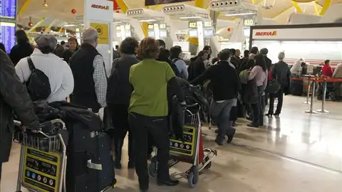 Turistas frente al 'Check-in' del Aeropuerto Madrid Barajas Turistas frente al 'Check-in' del Aeropuerto Madrid Barajas