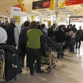 Turistas frente al 'Check-in' del Aeropuerto Madrid Barajas