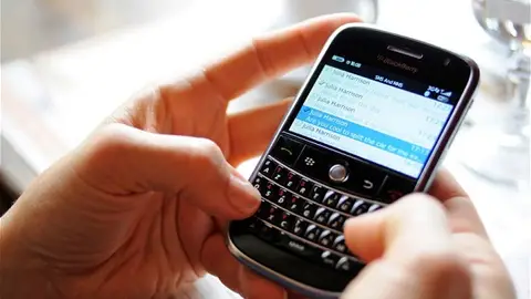 Una persona usa su teléfono móvil Una persona usa su teléfono móvil