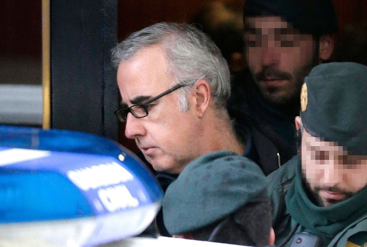 Alfonso Basterra sale de su casa tras el registro Alfonso Basterra sale de su casa tras el registro