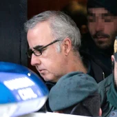 Alfonso Basterra sale de su casa tras el registro Alfonso Basterra sale de su casa tras el registro
